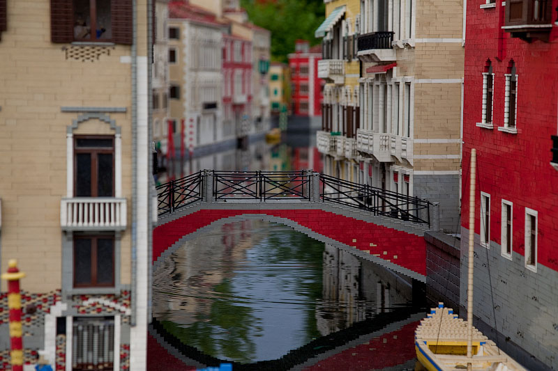 Дома, лодки, мосты в венецианском стиле – все это построено из сотен миллионов маленьких блоков знаменитого конструктора лего