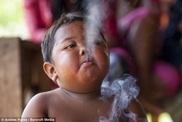 Двухлетний мальчик курит по 2 пачки сигарет в день