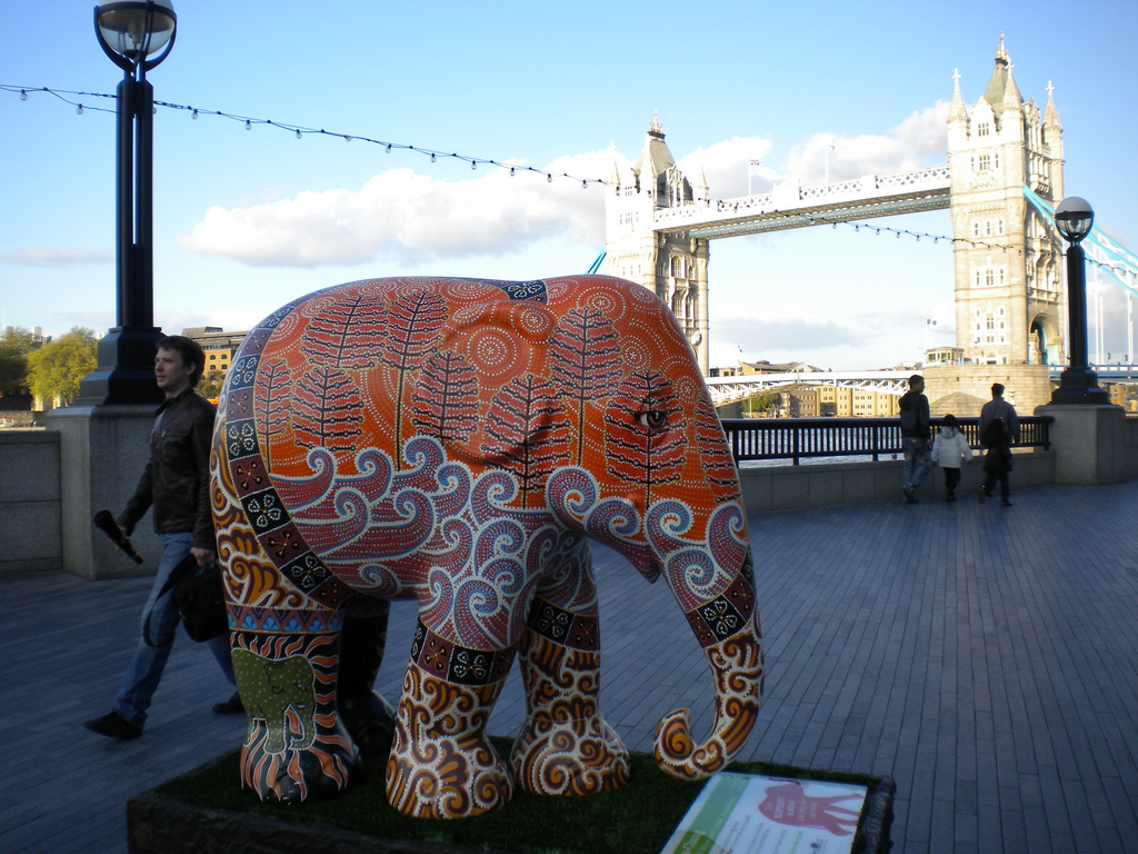 Парад слонов в центре Лондона