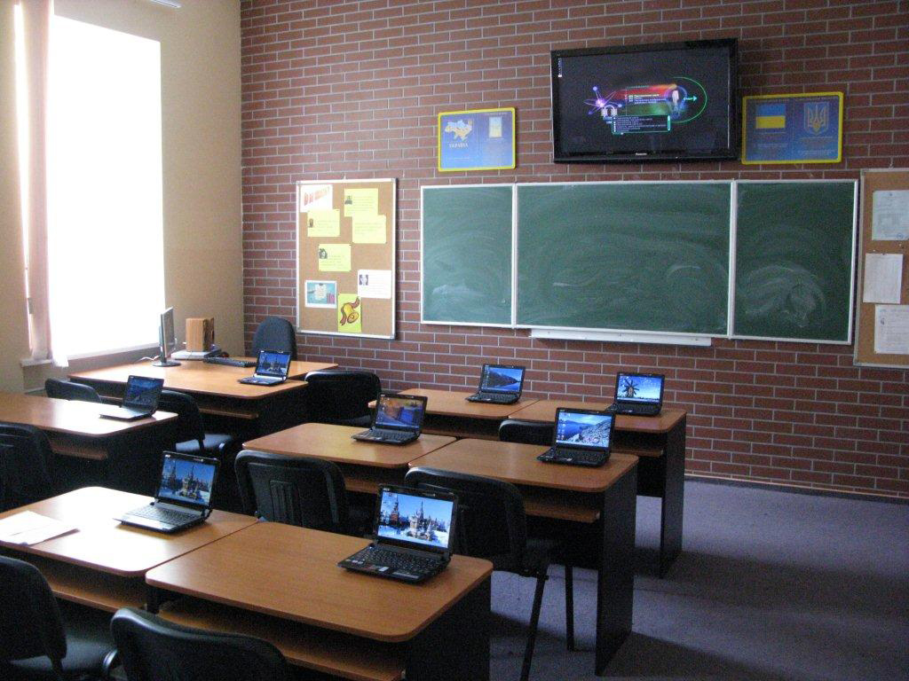 Телевизор школа 1. Современный кабинет в школе. Современный класс. Современный класс в начальной школе. Современное оснащение школ.