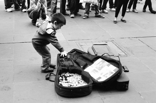 Маленький мальчик предпочитает зарабатывать на улице Мельбурна