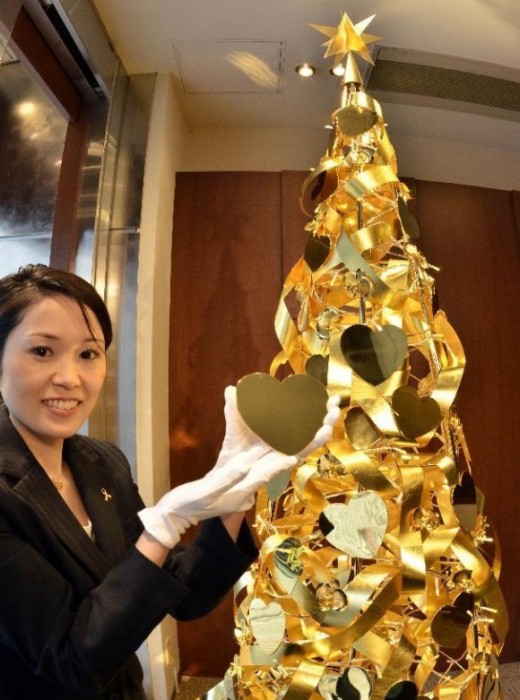 В Японии установили золотую ёлку
