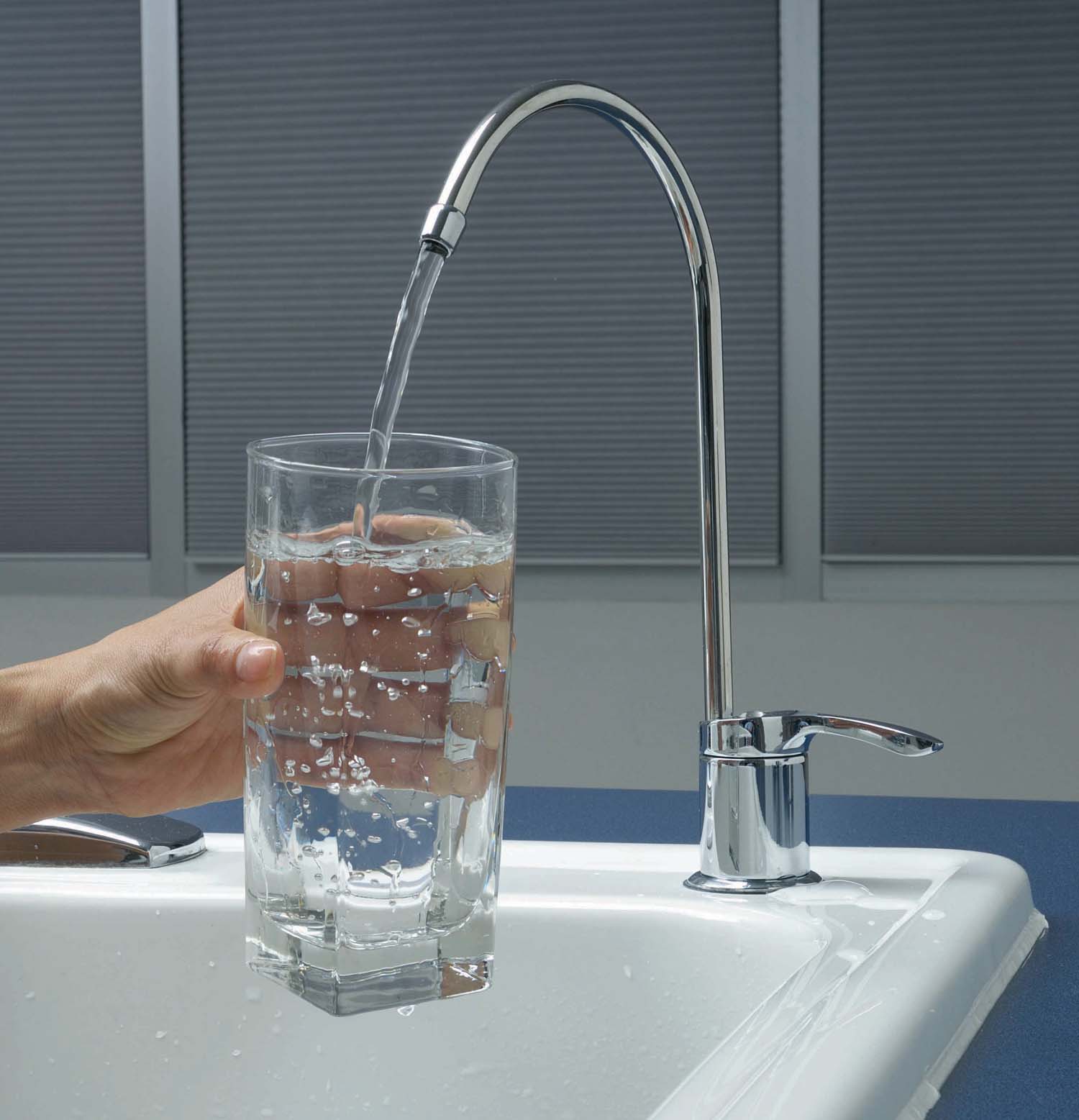 Питьевая вода в домашних условиях. Кран с водой. Питьевая вода. Выпей воды Удиви печень. Фильтрованная вода.