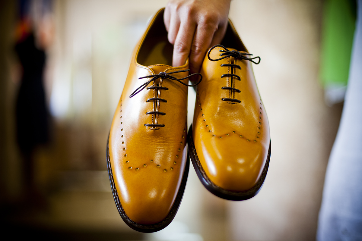 Производство мужских ботинок. Мужская обувь. Туфли мужские. Обувь мужская жёлтая. Желтые лаковые мужские туфли.