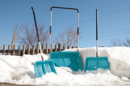 Уборка снега лопатой и скрепером: советы от GARDENA