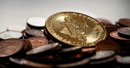 Чем обусловлен стремительный рост Bitcoin в последнее время? 