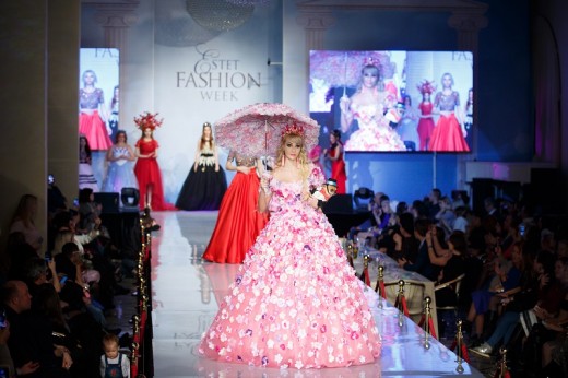 Певица Татьяна Тузова представила свою первую коллекцию платьев из цветов на Московской неделе моды