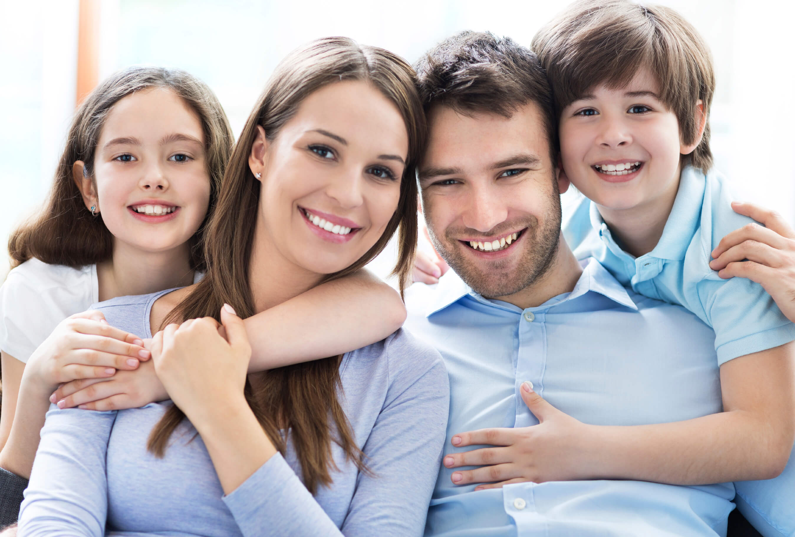 User family. Семья улыбается. Семья с детьми улыбаются. Счастливые лица семьи. Улыбки взрослых и детей.