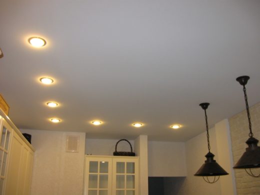Правила выбора осветительных приборов для натяжных потолков