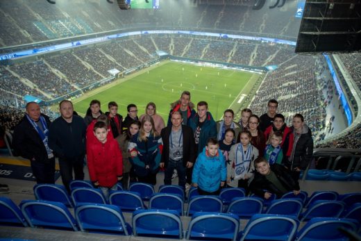 Школьники из Купчино по приглашению Михаила Романова побывали на футбольном матче на «Газпром арене»