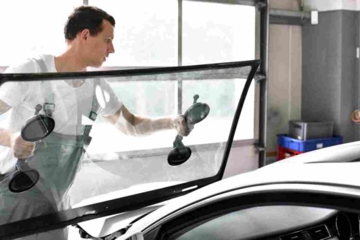 Сколько времени занимает замена лобового стекла в автомобиле?