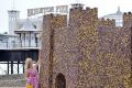В Англии на пляже возвели замок из 90 тысяч шоколадных конфет