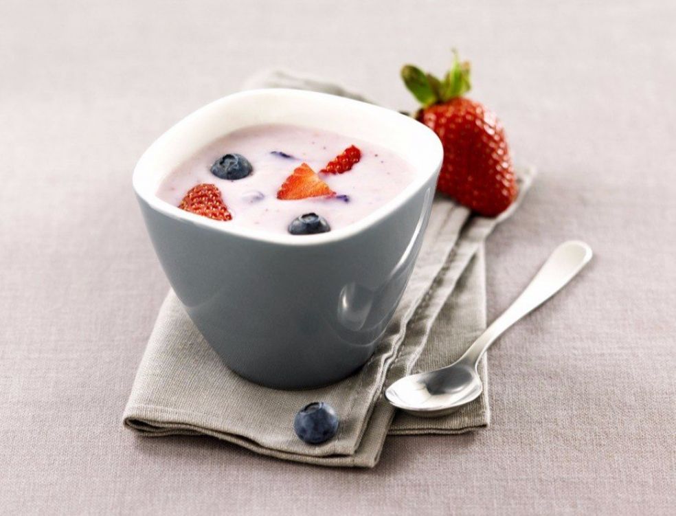 Есть йогурт на ночь. Йогурт на завтрак. Греческий йогурт с ягодами. Завтрак йогуртный. Вкусного завтрака йогурт.