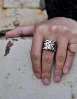 Чем так привлекательны мужские кольца с бриллиантами