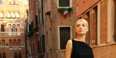 С чем лучше всего носить черное платье?