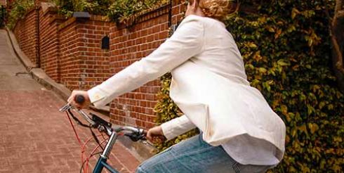 Наездница (леди на велосипеде, дама на колесах, барышня на е-байке) о весне