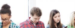 «Пациентов, зависимых от соцсетей, все больше», — наркотерапевт Роберт Рутковский