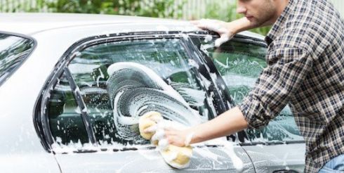 Как отмыть окна автомобиля и выбрать средство для стекол