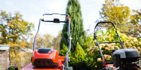 Сравнение особенностей бензиновых и аккумуляторных газонокосилок