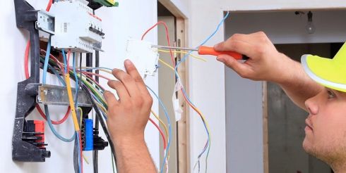 Плюсы профессионального монтажа электрики в квартире