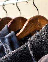Каковы характеристики качественных вешалок для одежды?