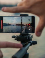 «Снято на iPhone»: почему TikTok и Instagram теперь выглядят как кино