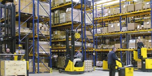 Планирование складских зон: как геометрия стеллажей влияет на выбор погрузочной техники