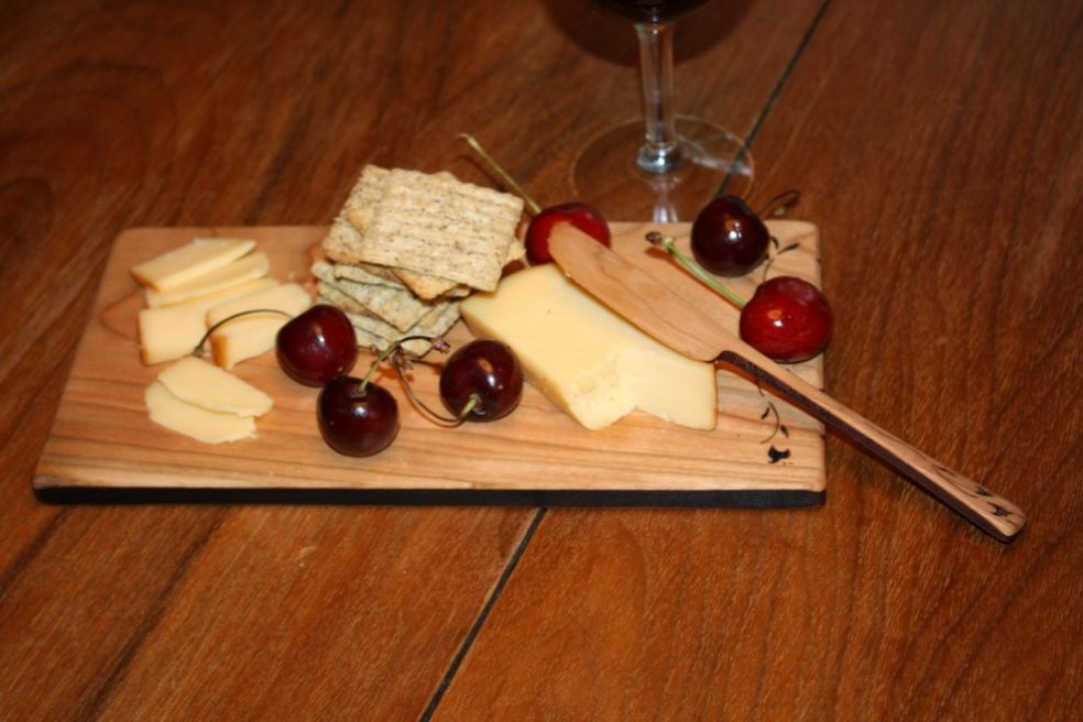 Сырная тарелка к бокалу красного вина