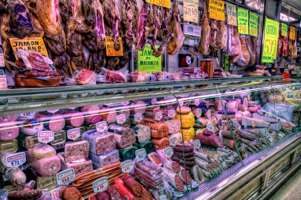 Мясные деликатесы на рынке в Мадриде