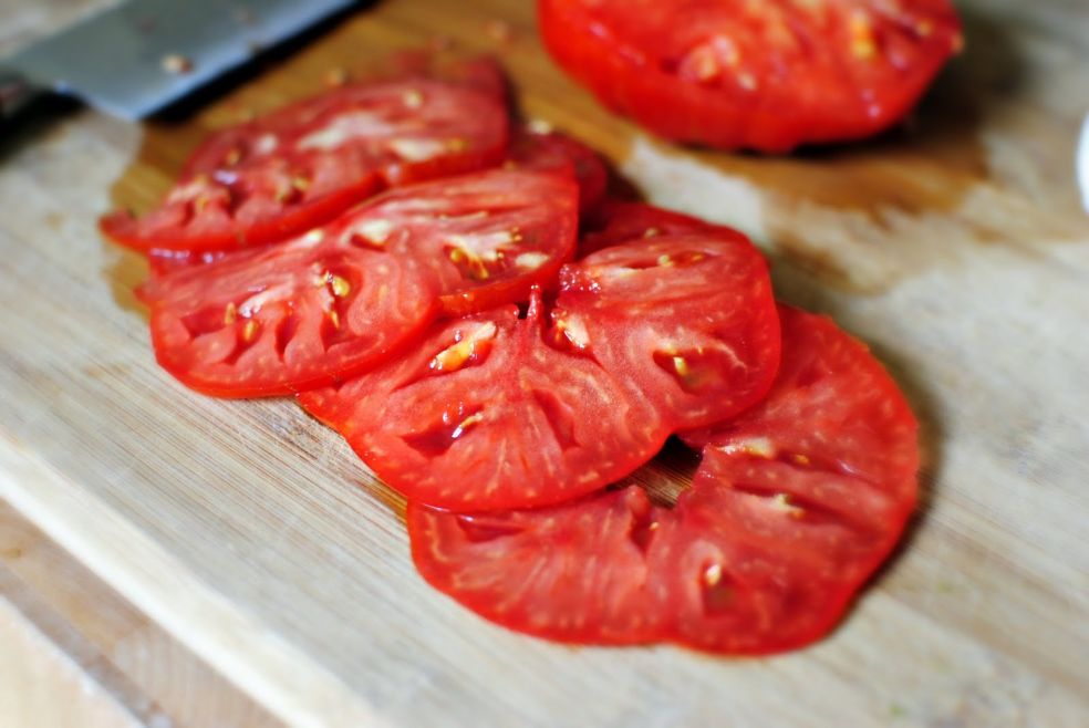 Быстрая пицца с томатами и песто фото-рецепт