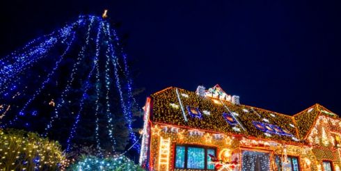 Американка спровоцировала пробки, украсив дом десятками тысяч рождественских огней (видео)