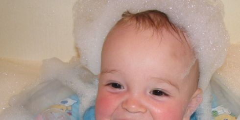 Зачем младенцу шампунь?