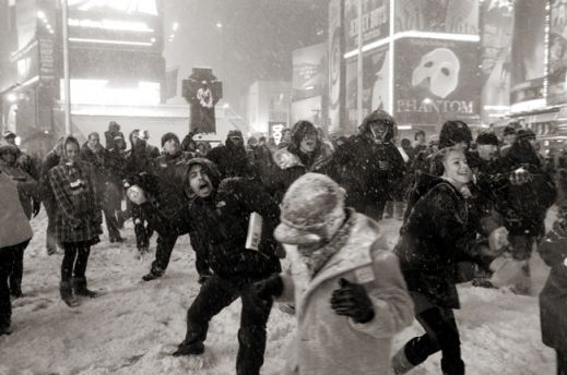 Снежки на улицах Нью-Йорка
